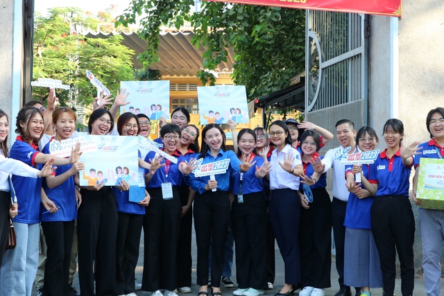 Bí thư T.Ư Đoàn Nguyễn Phạm Duy Trang thăm sinh viên tình nguyện Tiếp sức mùa thi - Ảnh 11.
