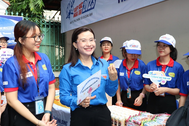 Bí thư T.Ư Đoàn Nguyễn Phạm Duy Trang thăm sinh viên tình nguyện Tiếp sức mùa thi - Ảnh 3.