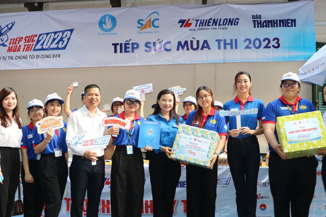 Bí thư T.Ư Đoàn Nguyễn Phạm Duy Trang thăm sinh viên tình nguyện Tiếp sức mùa thi - Ảnh 4.