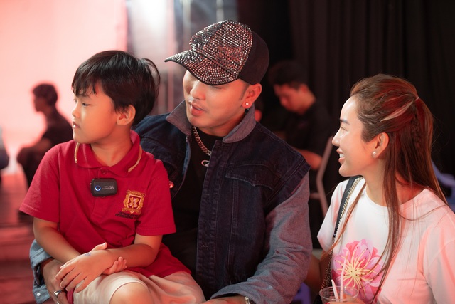 Con trai đến phim trường ủng hộ Ưng Hoàng Phúc quay MV mới  - Ảnh 3.