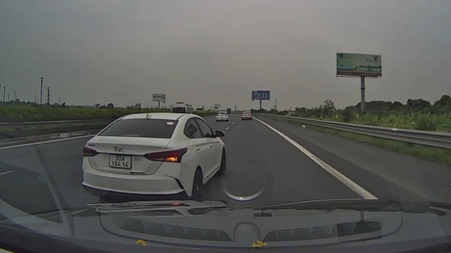 Ô tô Hyundai Accent chuyển làn ẩu, tạt đầu xe khác ‘như tự sát’ trên cao tốc - Ảnh 2.