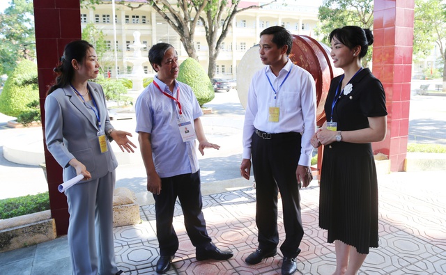 Bộ trưởng đánh giá cao công tác coi thi tại Quảng Ninh - Ảnh 1.