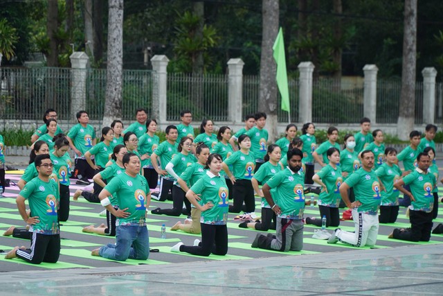 500 người từ Ấn Độ và Việt Nam đồng diễn ngày Quốc tế Yoga lần thứ 9 - Ảnh 2.