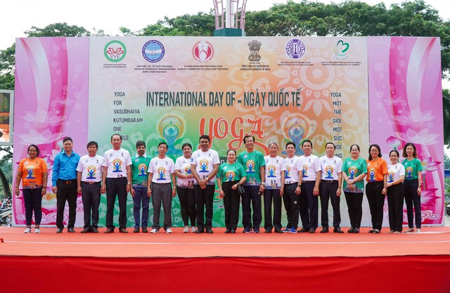 500 người từ Ấn Độ và Việt Nam đồng diễn ngày Quốc tế Yoga lần thứ 9 - Ảnh 1.