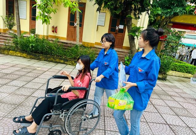 Xúc động thanh niên Quảng Ninh hỗ trợ thí sinh vào phòng thi  - Ảnh 5.