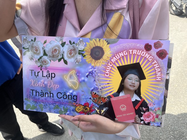 Chị gái thức đêm làm poster 'chồng yêu' tặng em gái thi tốt nghiệp THPT 2023 - Ảnh 2.