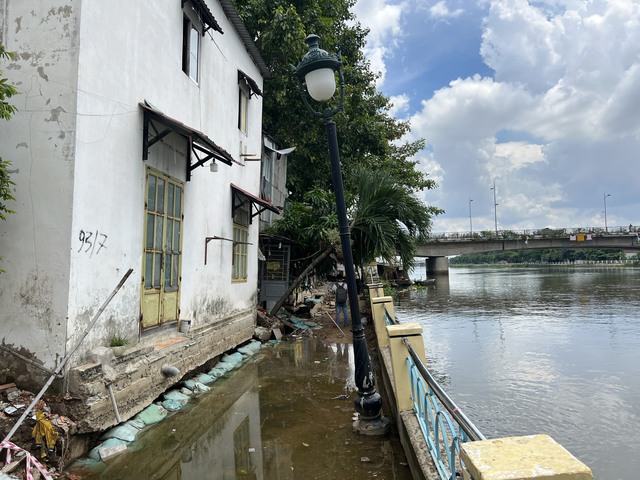 Sạt lở bờ kênh Thanh Đa, nhà dân ở Q.Bình Thạnh bị sụt lún - Ảnh 5.