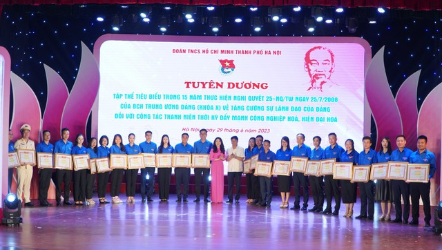 Hà Nội trong 15 năm có hơn 76.000 đoàn viên ưu tú được kết nạp Đảng - Ảnh 1.
