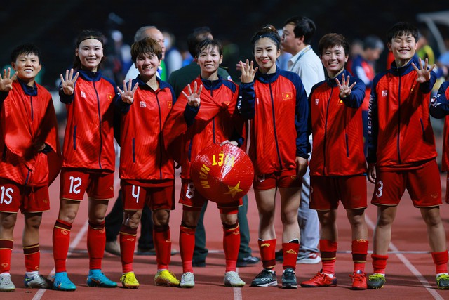 Đội tuyển nữ Việt Nam bay sang New Zealand dự World Cup vào trưa 5.7 bằng Singapore Airlines - Ảnh 1.