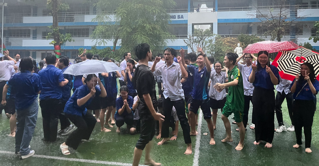 Học sinh múa hát tưng bừng dưới mưa sau kỳ thi THPT 2023 - Ảnh 2.