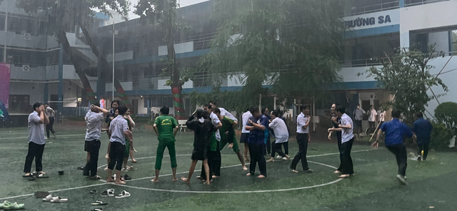 Học sinh múa hát tưng bừng dưới mưa sau kỳ thi THPT 2023 - Ảnh 4.