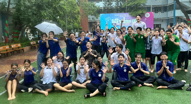 Học sinh múa hát tưng bừng dưới mưa sau kỳ thi THPT 2023 - Ảnh 1.
