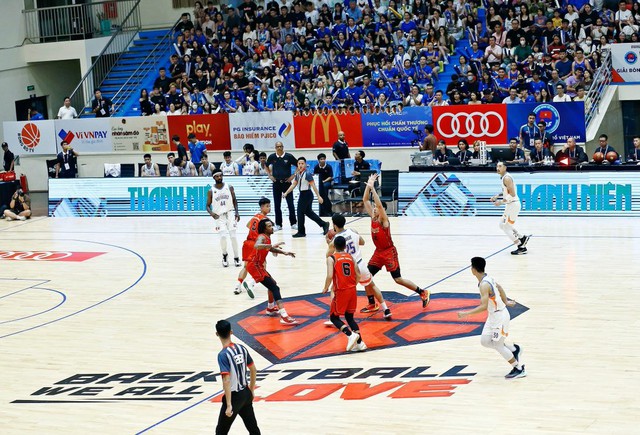 Giải bóng rổ VBA 2023: Mãn nhãn trận 'derby' bóng rổ Hà  Nội - Ảnh 1.