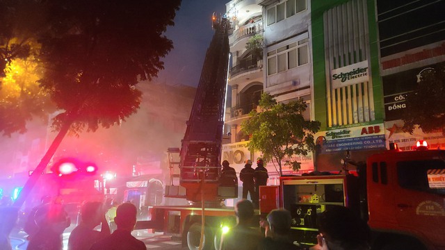 Cháy nhà hàng 7 tầng ở trung tâm TP.HCM, nhiều người tháo chạy - Ảnh 1.