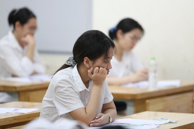 Một điểm thi ở Hà Nội phải cho thí sinh làm bài bù giờ  - Ảnh 1.