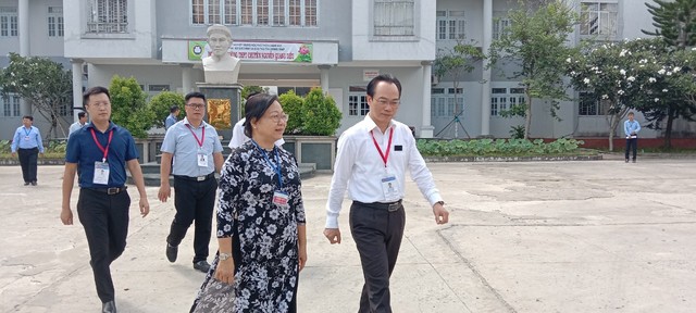 Thứ trưởng Bộ GD-ĐT Hoàng Minh Sơn kiểm tra công tác thi tốt nghiệp tại Đồng Tháp - Ảnh 1.