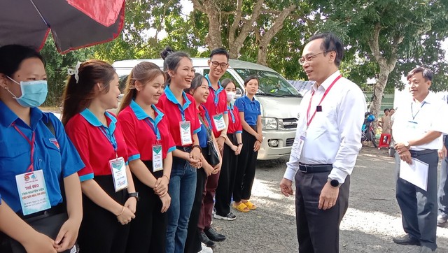 Thứ trưởng Bộ GD-ĐT Hoàng Minh Sơn kiểm tra công tác thi tốt nghiệp tại Đồng Tháp - Ảnh 3.