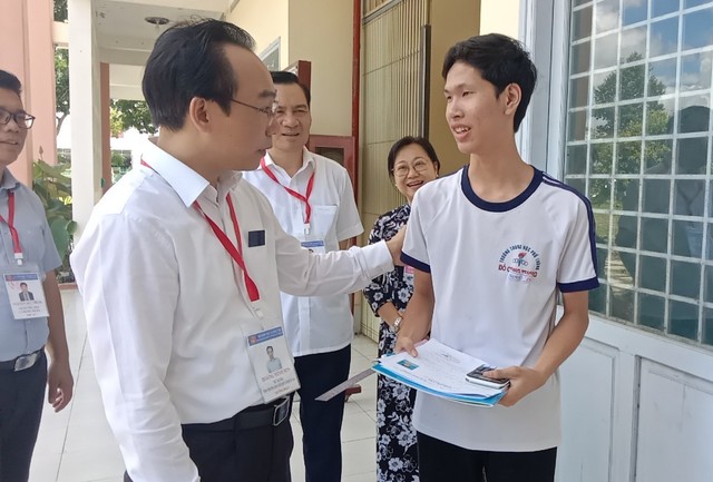 Thứ trưởng Bộ GD-ĐT Hoàng Minh Sơn kiểm tra công tác thi tốt nghiệp tại Đồng Tháp - Ảnh 2.