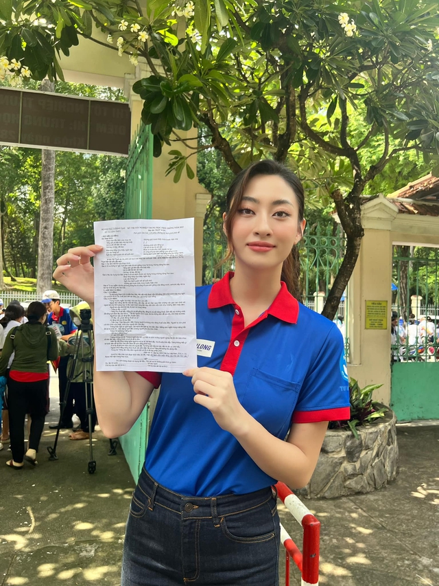Hoa hậu Lương Thùy Linh nhiệt tình tiếp sức các sĩ tử trong kỳ thi THPT

 - Ảnh 6.
