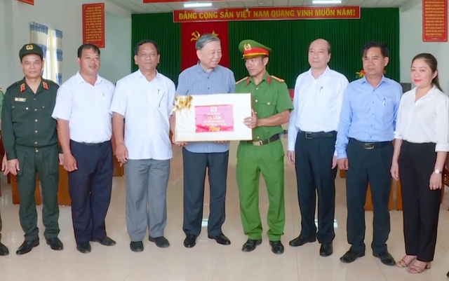 Bộ trưởng Tô Lâm thăm, động viên gia đình các liệt sĩ tại Đắk Lắk  - Ảnh 3.