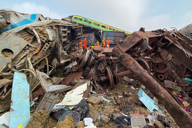 Hiện trường vụ tai nạn đường sắt thảm khốc tại Ấn Độ - Ảnh 10.