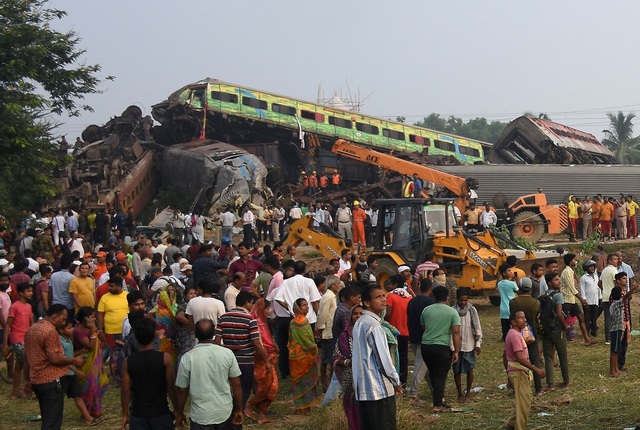 Hiện trường vụ tai nạn đường sắt thảm khốc tại Ấn Độ - Ảnh 6.