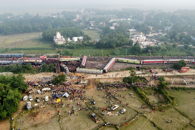 Hiện trường vụ tai nạn đường sắt thảm khốc tại Ấn Độ - Ảnh 5.