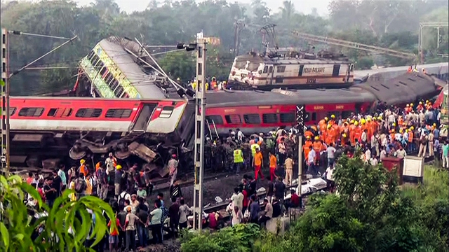 Hiện trường vụ tai nạn đường sắt thảm khốc tại Ấn Độ - Ảnh 4.