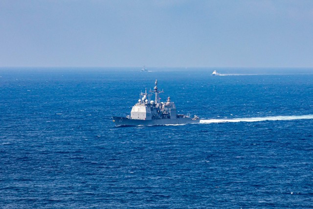 Tàu chiến Mỹ đi qua eo biển Đài Loan giữa đối thoại căng thẳng tại Shangri-La? - Ảnh 1.