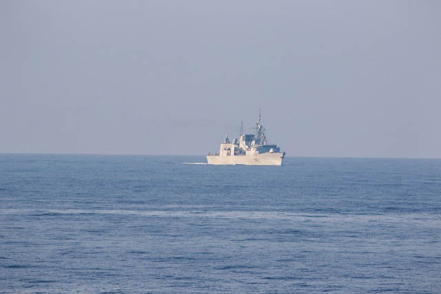 Tàu chiến Mỹ, Canada di chuyển qua eo biển Đài Loan - Ảnh 1.