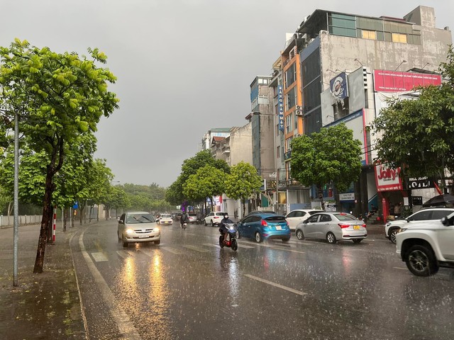 Hà Nội đón 'cơn mưa vàng' giải nhiệt nắng nóng, cảnh báo giông, lốc, sét, mưa đá - Ảnh 1.