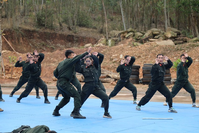 Gần 100 chiến sĩ CSCĐ ngày đêm tập luyện trước chung kết hội thi quân sự - Ảnh 8.