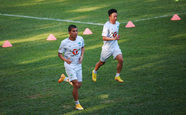 Tiền đạo HAGL được gọi lên đội tuyển Việt Nam - Ảnh 2.