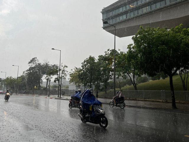Hà Nội đón 'cơn mưa vàng' giải nhiệt nắng nóng, cảnh báo giông, lốc, sét, mưa đá - Ảnh 2.
