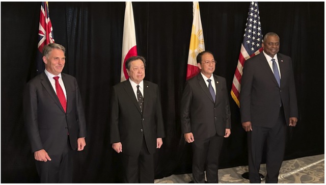 Các bộ trưởng quốc phòng Mỹ, Nhật, Úc, Philippines lần đầu họp 4 bên  - Ảnh 1.