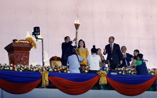 Campuchia tiếp tục gây ấn tượng với lễ khai mạc ASEAN Para Games  - Ảnh 5.