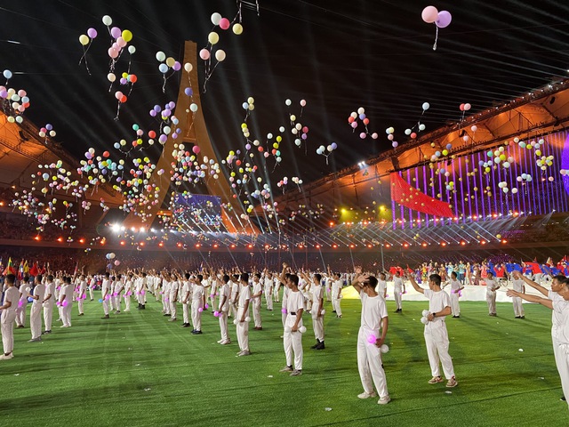 Campuchia tiếp tục gây ấn tượng với lễ khai mạc ASEAN Para Games  - Ảnh 1.