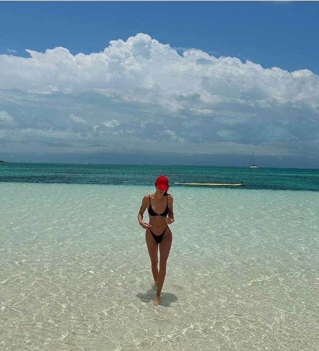 Sao Á, Âu khoe đường cong nóng bỏng với bikini - Ảnh 1. Sao Á, Âu khoe đường cong nóng bỏng với bikini - Ảnh 1.
