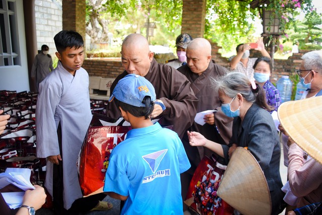 Mùa Phật đản, tu viện Khánh An trao 500 phần quà đến bà con khó khăn - Ảnh 2.