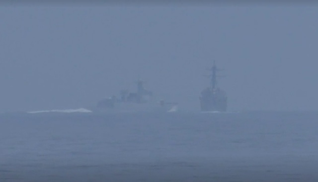 Tàu chiến Trung Quốc suýt đụng chiến hạm Mỹ ở eo biển Đài Loan? - Ảnh 1.