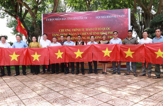 Hội Nhà báo Việt Nam trồng cây xanh, tặng học bổng học sinh nghèo tại Bình Phước - Ảnh 1.