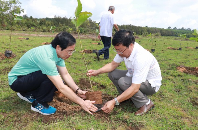 Hội Nhà báo Việt Nam trồng cây xanh, tặng học bổng học sinh nghèo tại Bình Phước - Ảnh 2.