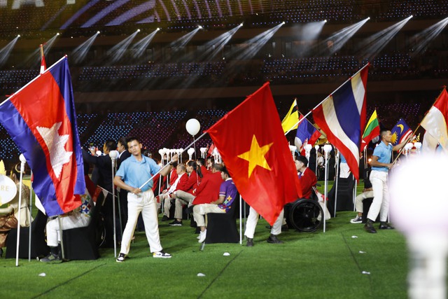 Campuchia tiếp tục gây ấn tượng với lễ khai mạc ASEAN Para Games  - Ảnh 8.