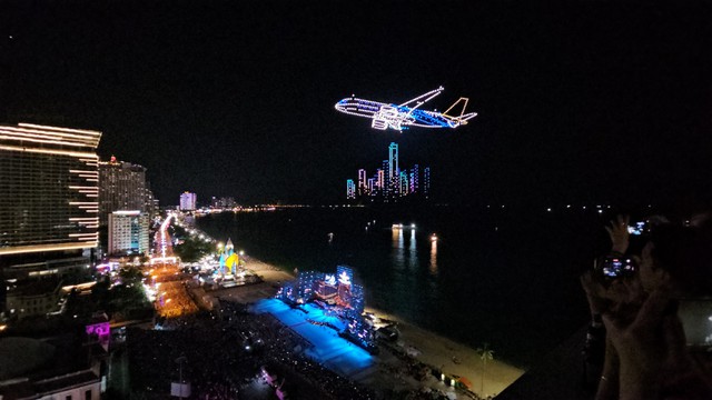 Bức tranh trên bầu trời đêm Nha Trang được vẽ bằng 1.653 chiếc Drone Light - Ảnh 11.