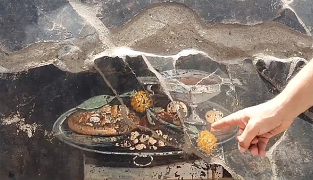 Các nhà khảo cổ tìm thấy bức tranh 2.000 năm mô tả món ăn như pizza - Ảnh 1.