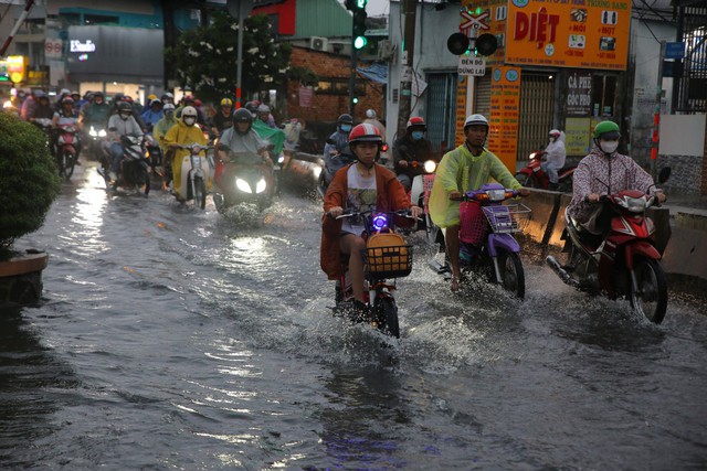 Nhiều tuyến đường ở TP.Thủ Đức ngập sâu, hàng loạt phương tiện chết máy - Ảnh 8.