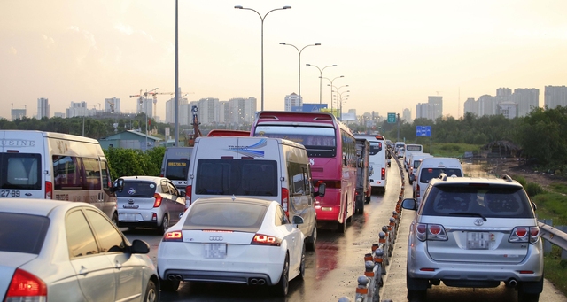 Cao tốc 'thắt cổ chai'  - Ảnh 2.