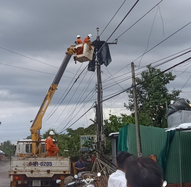 Giông lốc, vòi rồng ở Vĩnh Long làm 26 căn nhà bị thiệt hại - Ảnh 6.