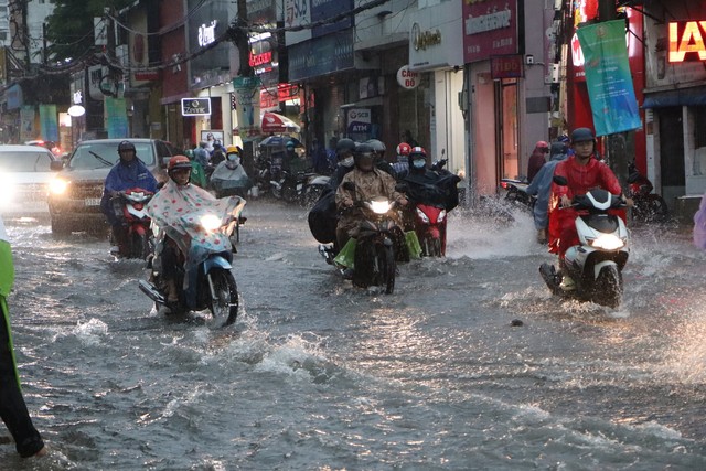 Nhiều tuyến đường ở TP.Thủ Đức ngập sâu, hàng loạt phương tiện chết máy - Ảnh 3.