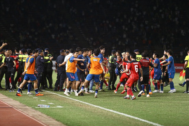 AFC tăng án phạt cho Thái Lan sau vụ 'hỗn chiến' ở chung kết SEA Games 32  - Ảnh 1.